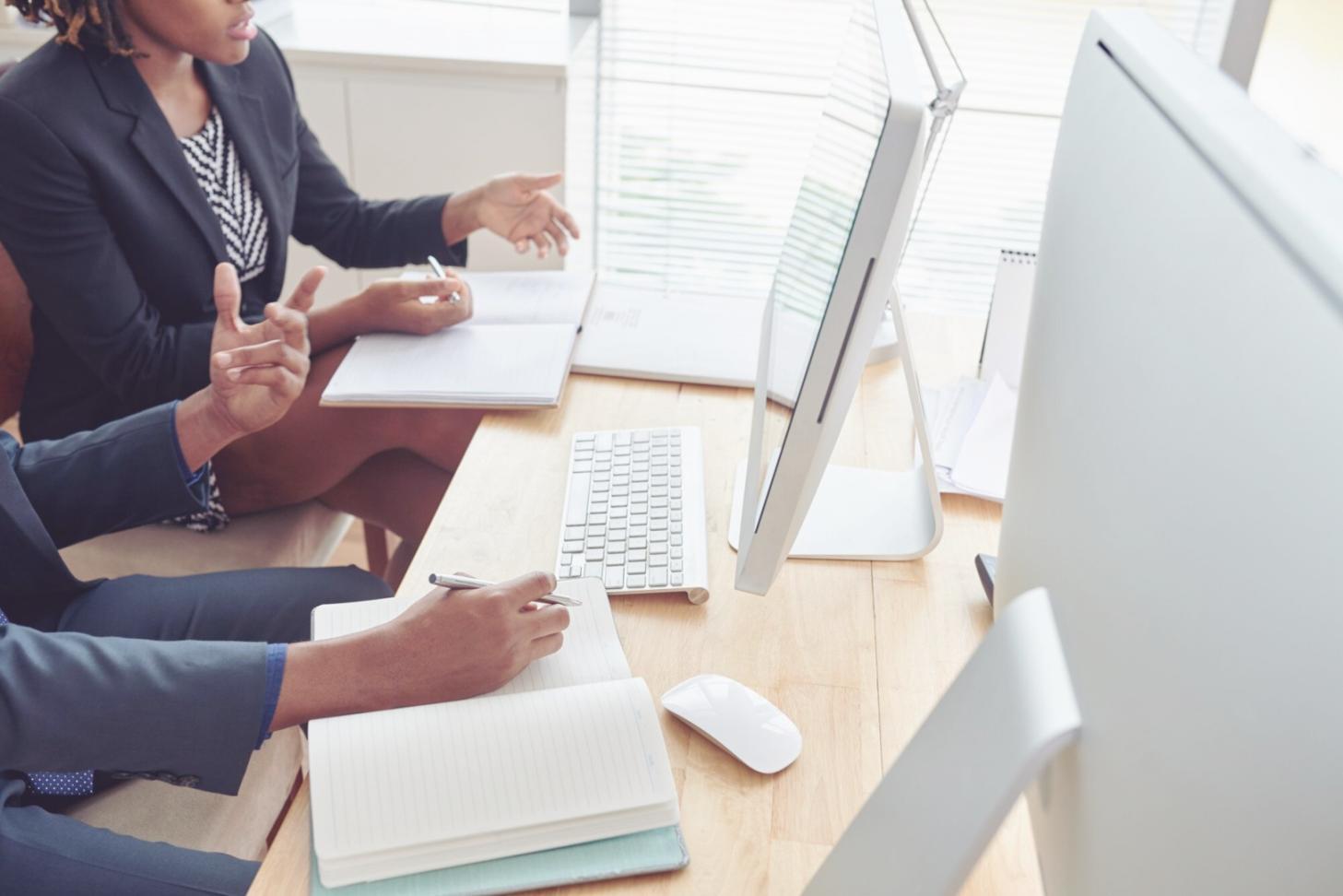 Familie beim gemeinsamen Planen der Finanzen am Küchentisch